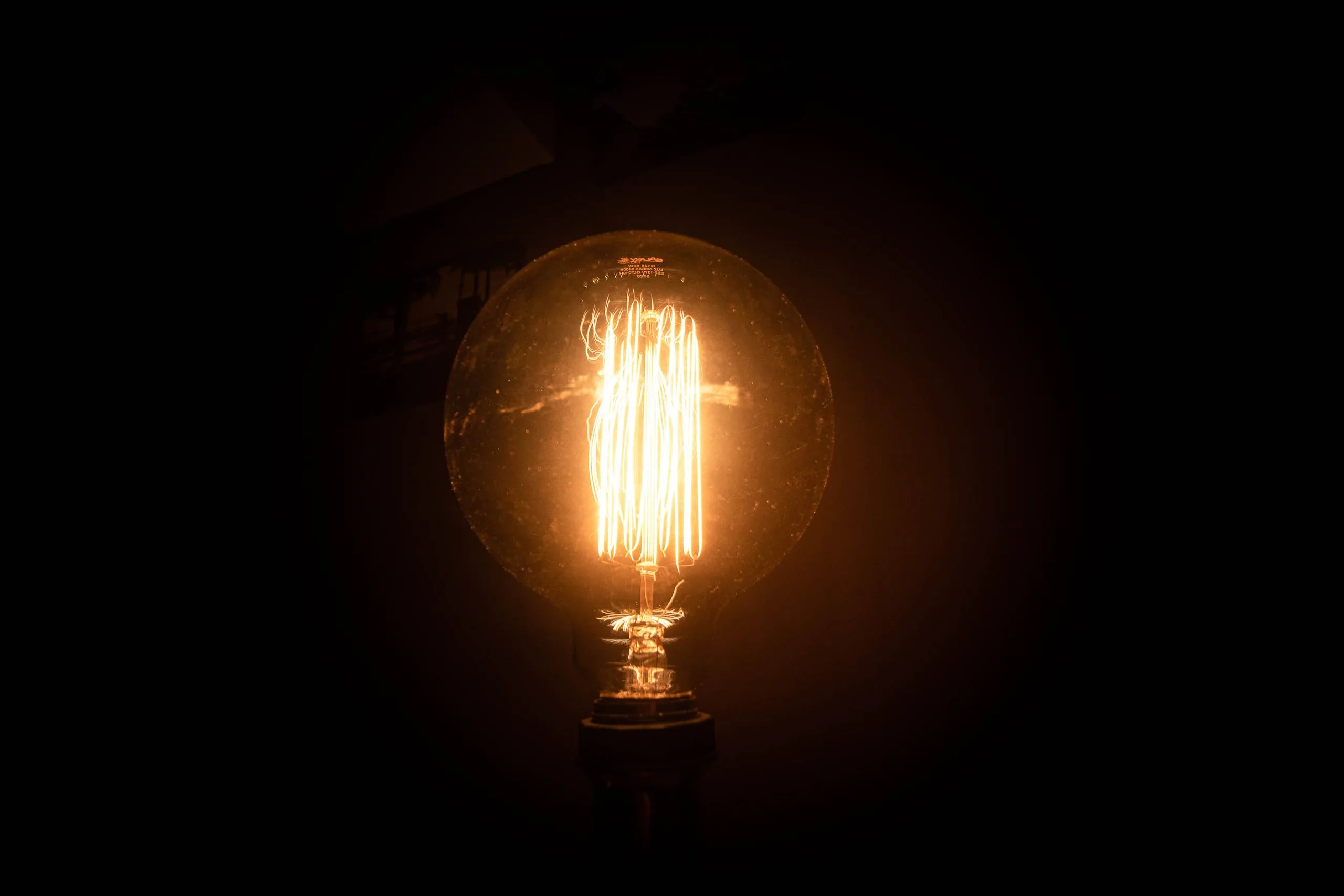 Symbole du courant continu imprimé sur un adaptateur électrique